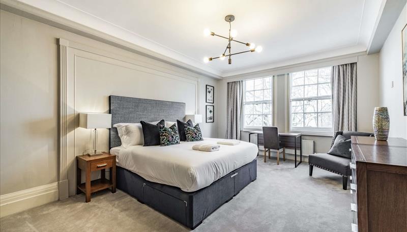6 bed property in Park Road, London
